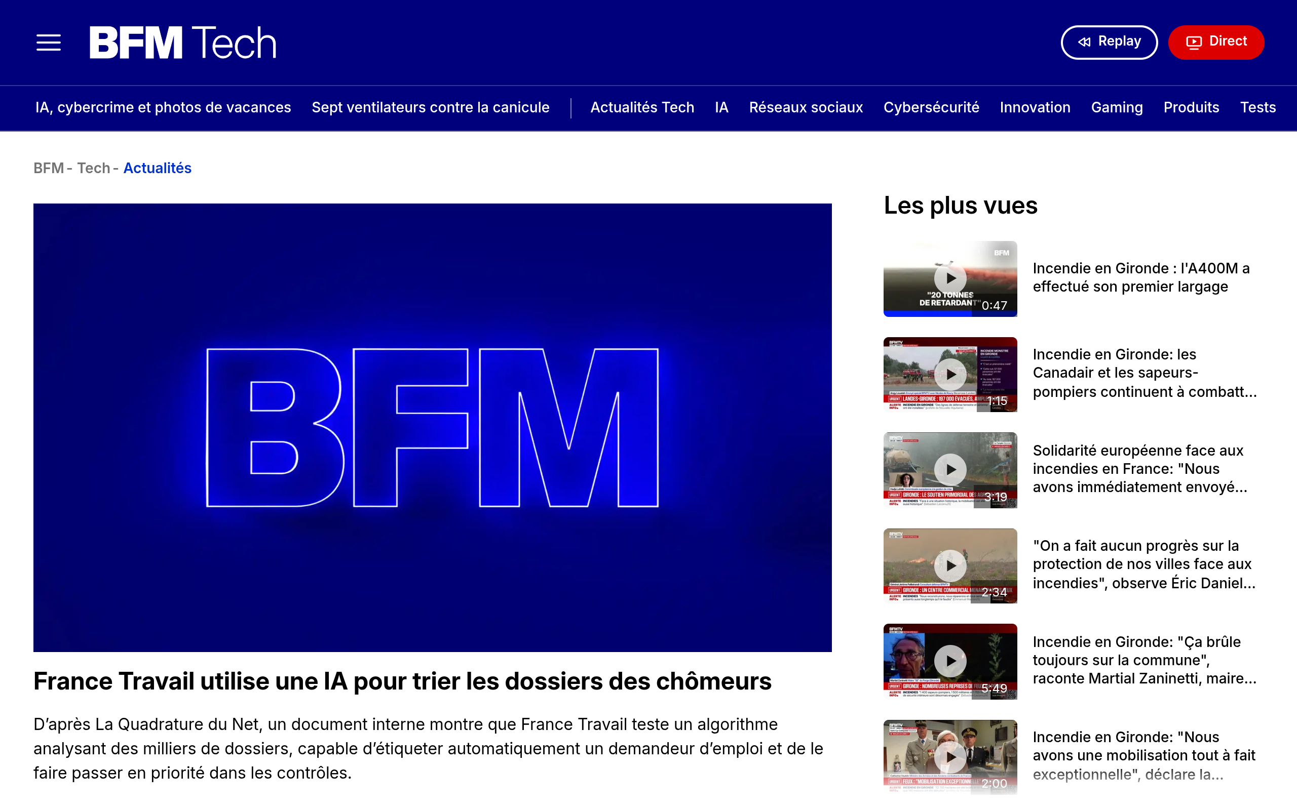 Dossiers administratifs et écran affichant un système de tri algorithmique dans un bureau de service public pour l'emploi