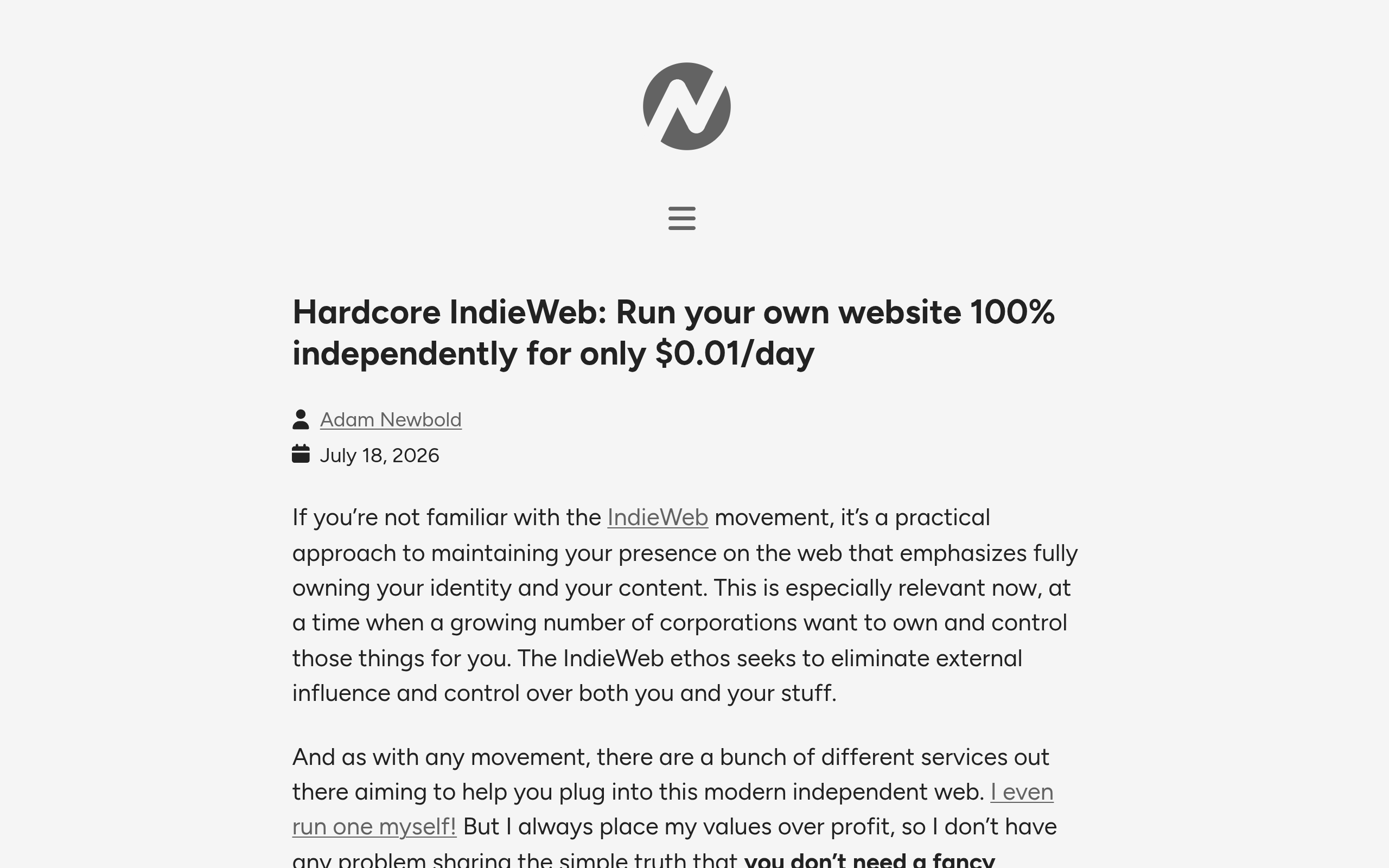 Bureau minimaliste avec un ordinateur portable affichant du code HTML brut dans un éditeur de texte, ambiance chaleureuse de fin de journée